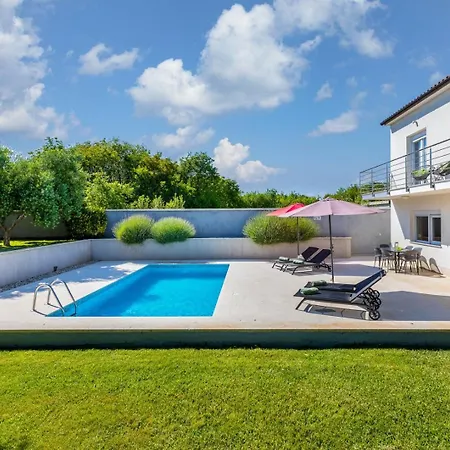 Taste With Pool Next To The Sea Villa Fažana